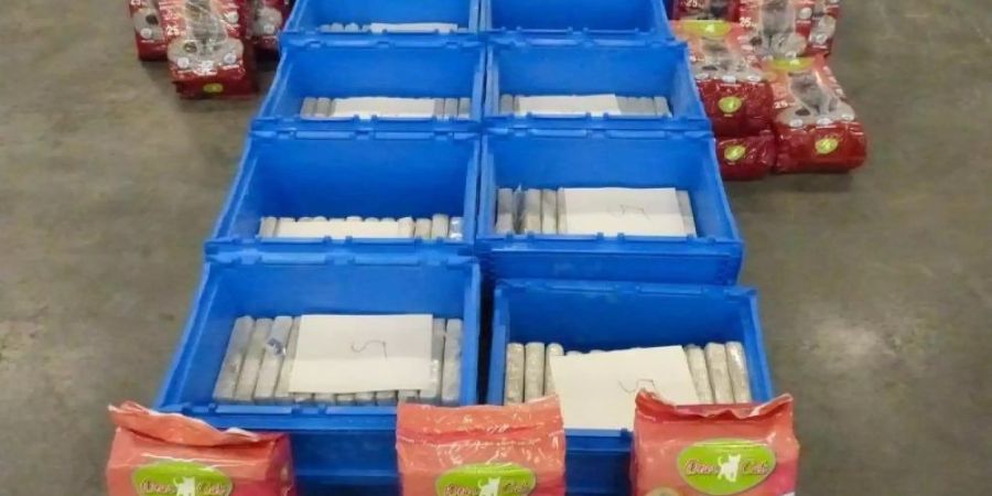 Der Zoll präsentiert das gefundene Kokain und Säcke mit Katzenstreu. Foto: -/Zoll Hamburg/dpa