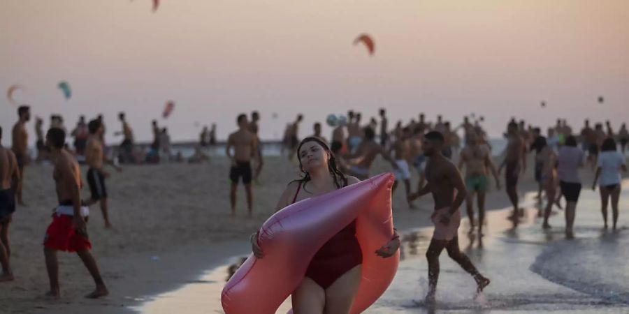 ARCHIV - Der Strand darf in Israel im Zuge der Lockerungen wieder besucht werden. Foto: Oded Balilty/AP/dpa