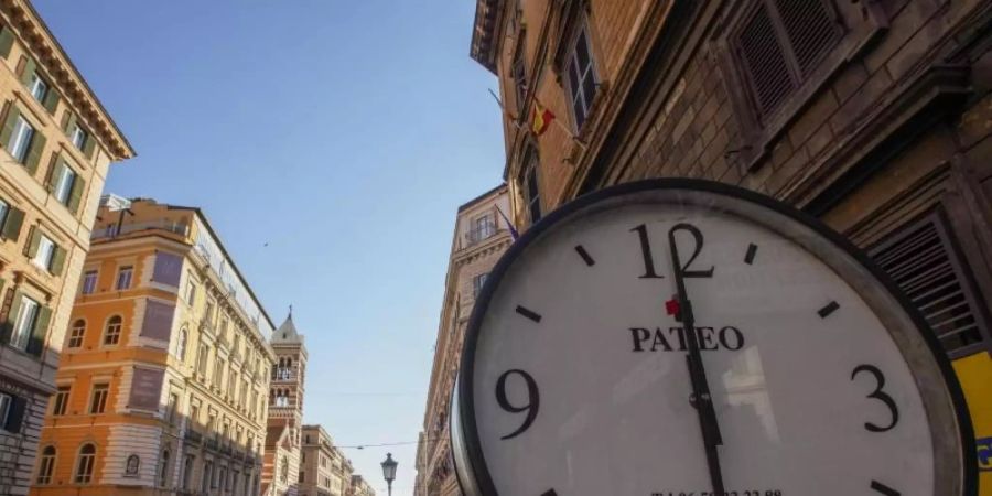 Eine grosse Uhr steht auf der Via Nazionale im historischen Stadtzentrum Roms. Foto: Andrew Medichini/AP/dpa