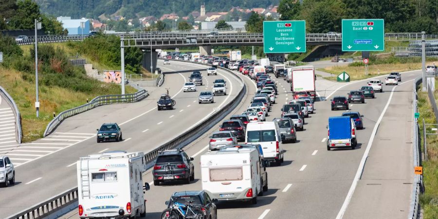 Autobahn A1 bei Härkingen mit Abzweigung zur A2 in Richtung Basel und Deutschland. Hauptverkehrsader der Schweiz. Beim Härkinger Kreuz laufen die A1 und A2 zusammen. Das Härkinger Kreuz ist für seine Staus berüchtigt.