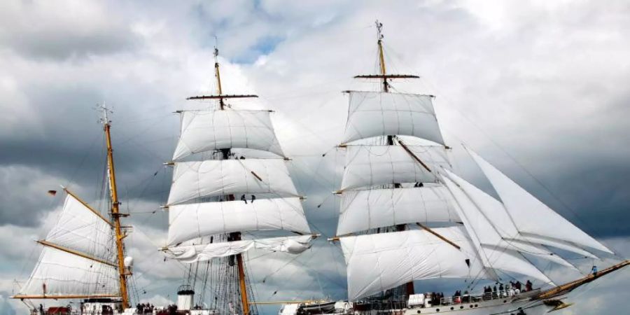 Das Schulschiff der Marine, die «Gorch Fock», läuft unter Segeln über die Kieler Förde. Foto: Carsten Rehder/dpa