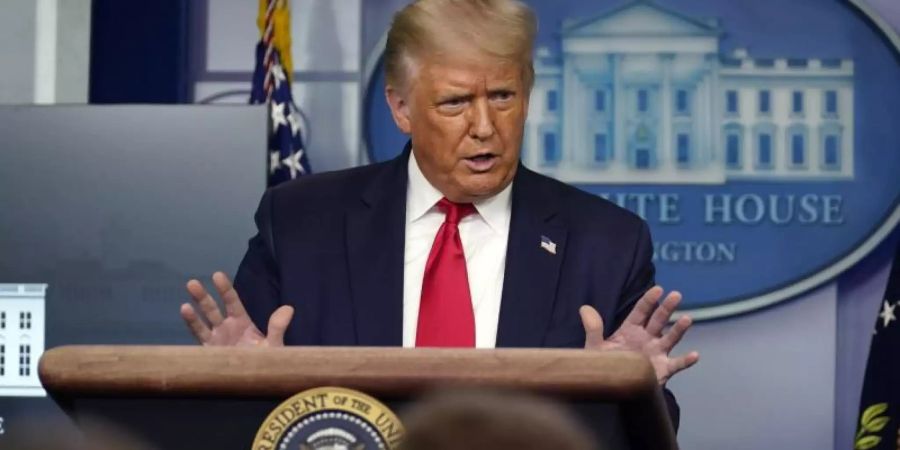 US-Präsident Donald Trump beschwert sich in einer Pressekonferenz über schlechte Umfragewerte. Foto: Evan Vucci/AP/dpa