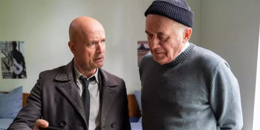 Christian Berkel (l) und Hanns Zischler in einer Szene aus "Der Kriminalist". Foto: Oliver Feist/ZDF/dpa