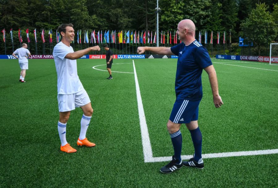 Infantino und Lichtsteiner mit dem corona-konformen Handshake nach dem Spiel.