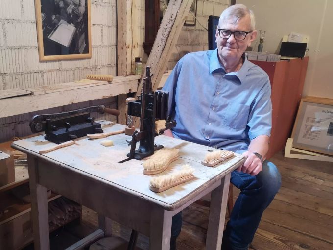 Christian Heilmann präsentiert die Bürstenherstellung an einem Arbeitsplatz um das Jahr 1900. Industriemuseum Oberentfelden