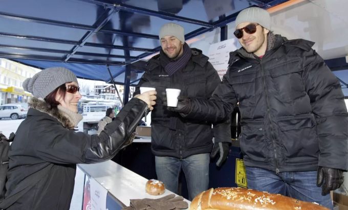 Bei dieser Aktion im Jahr 2012 wurden Spenden gesammelt, indem Glühwein verkauft wurde. Winterhilfe Glühwein Verkauf Spenden