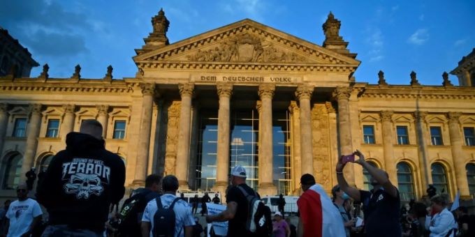 Demonstranten und Polizisten vor dem Reichstagsgebäude Demonstranten und Polizisten vor dem Reichstagsgebäude