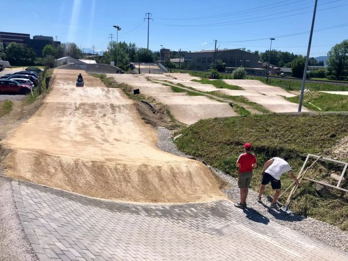 Piste wird zu 100 Prozent von den Mitgliedern in Freiwilligenarbeit unterhalten. BMX Club Volketswil
