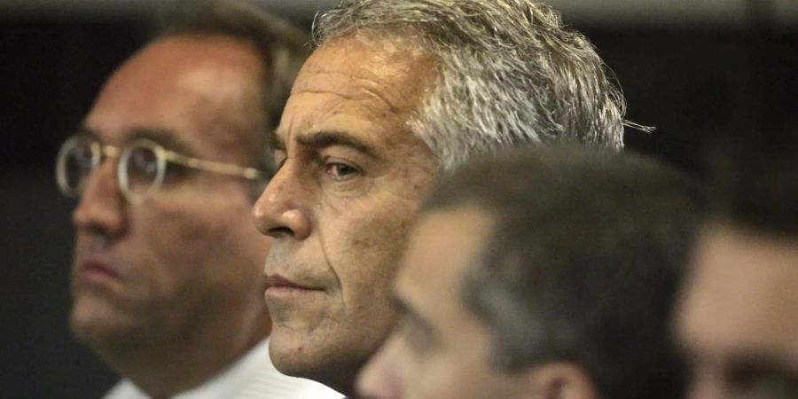 Jeffrey Epstein starb letzten August im Knast.