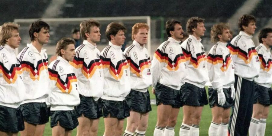 Matthias Sammer (M) war der einzige ehemalige DDR-Nationlspieler, der am 19. Dezember beim ersten gemeinsamen Länderspiel in der DFB-Startelf stand. Foto: Harry Melchert/dpa