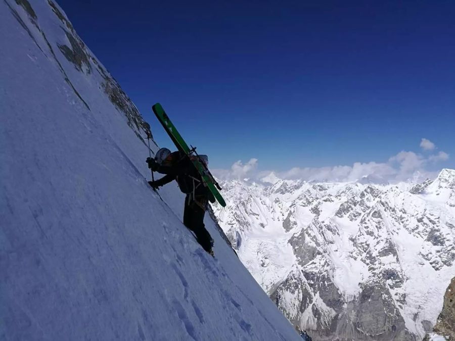 Mit Eispickel besteigt Koenig den Laila Peak.