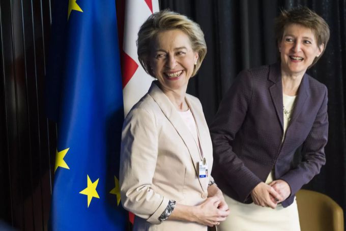 Bundespräsidentin Simonetta Sommaruga begrüsst EU-Kommissionspräsidentin Ursula von der Leyen im House of Switzerland während dem WEF 2020 in Davos. Ursula Leyen Simonetta Sommaruga