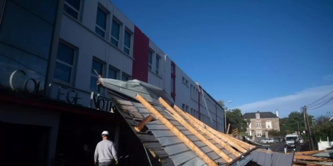 Das durch «Alex» abgedeckte Dach einer Schule in Vannes Das durch «Alex» abgedeckte Dach einer Schule in Vannes