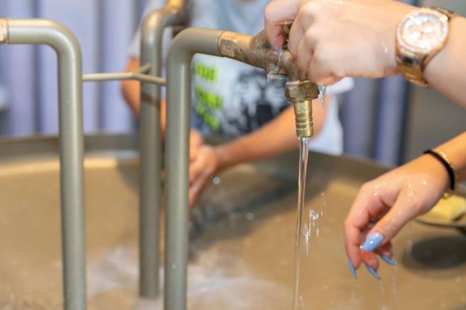 Hände waschen vor Eintritt