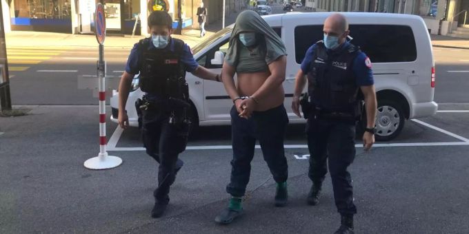Der Angeklagte steht nun vor dem Gericht in Biel BE.