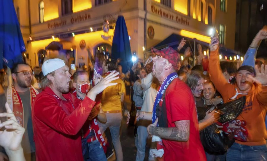 Fans des FC Bayern München feiern in der Stadt den CL-Sieg ihres Teams.