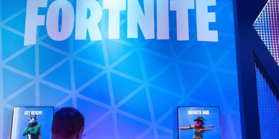 Besucher stehen 2019 auf der Spielemesse Gamescom am Stand von facebook Gaming an, um das Spiel «Fortnite» zu spielen. Foto: Andrea Warnecke/dpa-tmn/dpa