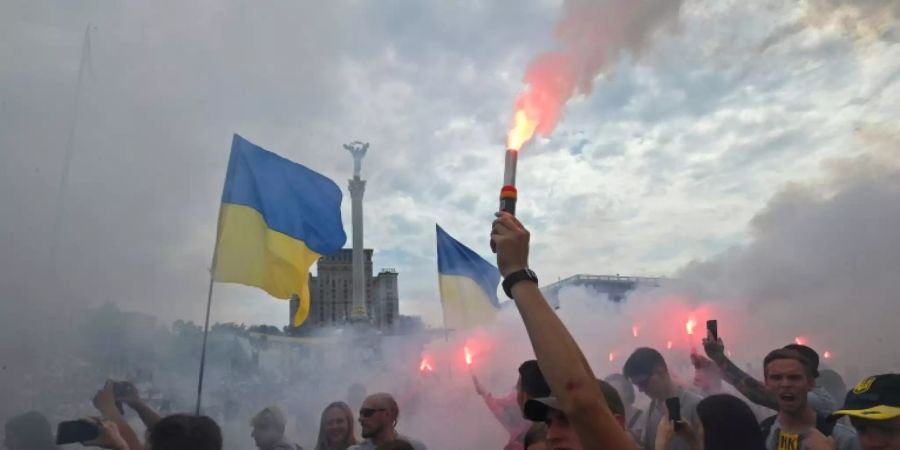 Demonstranten ziehen am Unabhängigkeitstag durch Kiew