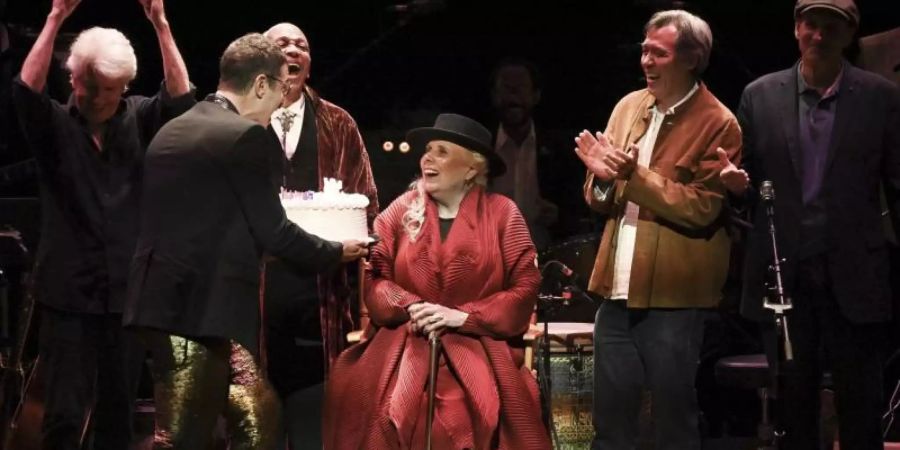 Zu ihrem 75. Geburtstag bekam Joni Mitchell eine Torte geschenkt. Foto: Richard Shotwell/Invision/dpa