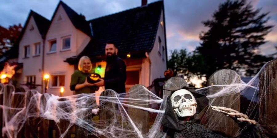 Einfach zum Gruseln: Wer am Haus von Marleen Salewski und Julian Witte entlang kommt, muss sich an Skeletten und Spinnweben vorbeitrauen. Foto: Hauke-Christian Dittrich/dpa