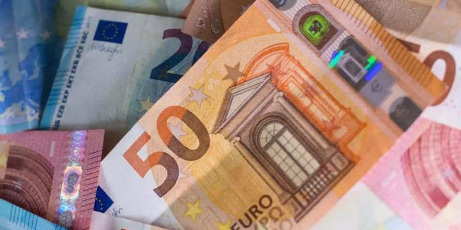 Eine Zinseinbusse von 379 Milliarden Euro in elf Jahren hat die DZ Bank errechnet. Foto: Monika Skolimowska/dpa-Zentralbild/dpa