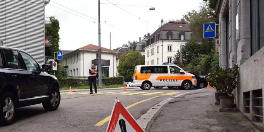 Nach einem Gewaltdelikt und einem Schusswaffeneinsatz durch die Polizei an der Speicherstrasse in St. Gallen dauerten am Mittwochabend die Ermittlungen der Staatsanwaltschaft an.