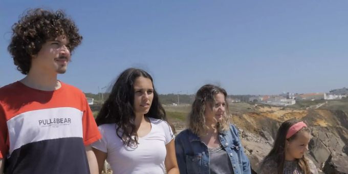 HANDOUT - Auf dem undatierten und von der Nichtregierungsorganisation Global Legal Action Network(GLAN) zur Verfügung gestellten Bild stehen Martim (l-r), Catarina, Claudia und Mariana an einer Klippe. Foto: GLAN/dpa - ACHTUNG: Nur zur redaktionellen Verwendung im Zusammenhang mit der aktuellen Berichterstattung und nur mit vollständiger Nennung des vorstehenden Credits HANDOUT - Auf dem undatierten und von der Nichtregierungsorganisation Global Legal Action Network(GLAN) zur Verfügung gestellten Bild stehen Martim (l-r), Catarina, Claudia und Mariana an einer Klippe. Foto: GLAN/dpa - ACHTUNG: Nur zur redaktionellen Verwendung im Zusammenhang mit der aktuellen Berichterstattung und nur mit vollständiger Nennung des vorstehenden Credits