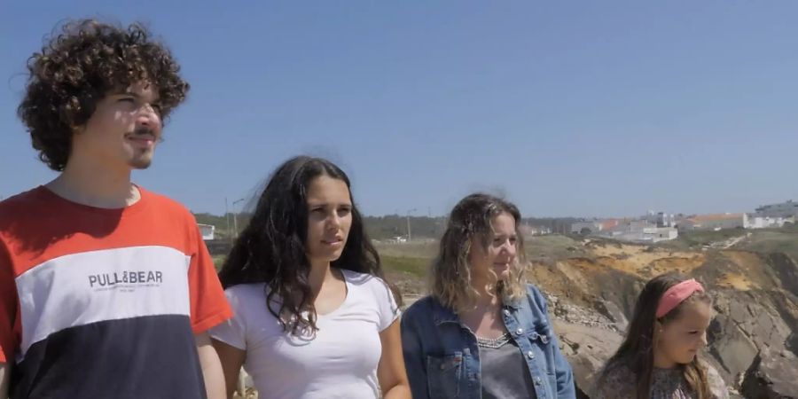 HANDOUT - Auf dem undatierten und von der Nichtregierungsorganisation Global Legal Action Network(GLAN) zur Verfügung gestellten Bild stehen Martim (l-r), Catarina, Claudia und Mariana an einer Klippe. Foto: GLAN/dpa - ACHTUNG: Nur zur redaktionellen Verwendung im Zusammenhang mit der aktuellen Berichterstattung und nur mit vollständiger Nennung des vorstehenden Credits