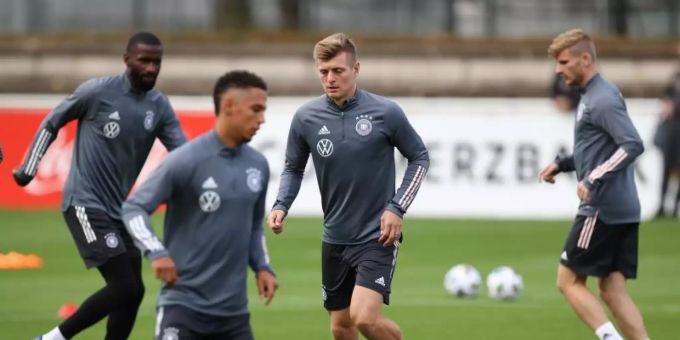 Toni Kroos (M) bei Training der Nationalmannschaft in Stuttgart. Foto: Christian Charisius/dpa Toni Kroos (M) bei Training der Nationalmannschaft in Stuttgart. Foto: Christian Charisius/dpa