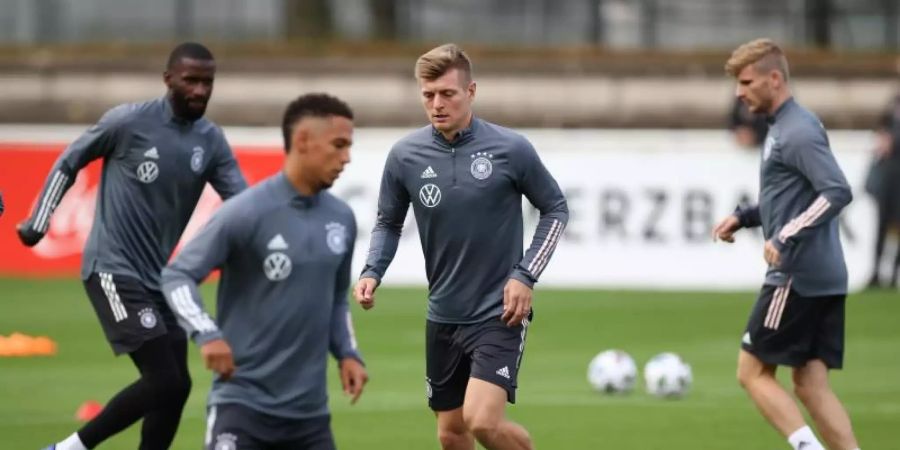 Toni Kroos (M) bei Training der Nationalmannschaft in Stuttgart. Foto: Christian Charisius/dpa