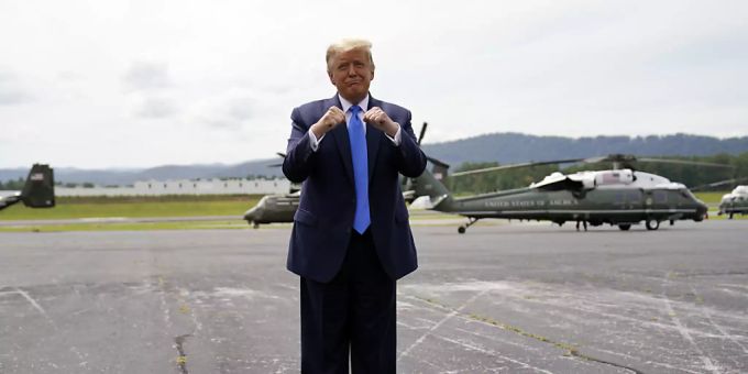 Donald Trump (l), Präsident der USA, gestikuliert nach seiner Ankunft am Flughafen Asheville. Foto: Evan Vucci/AP/dpa Donald Trump (l), Präsident der USA, gestikuliert nach seiner Ankunft am Flughafen Asheville. Foto: Evan Vucci/AP/dpa