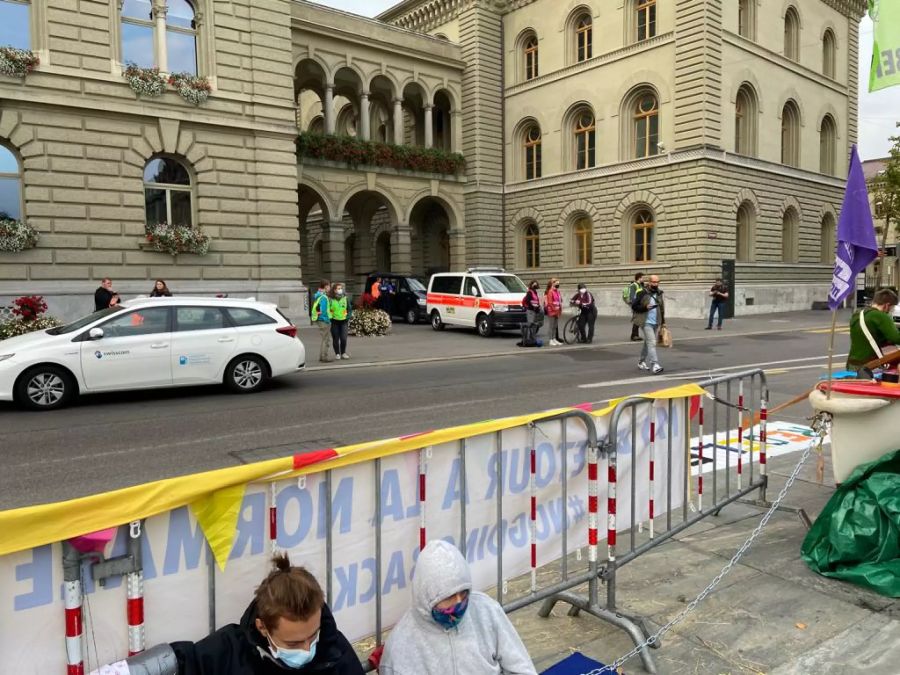 Polizisten auf dem Platz? Fehlanzeige! Am Rand stehen ein paar wenige.