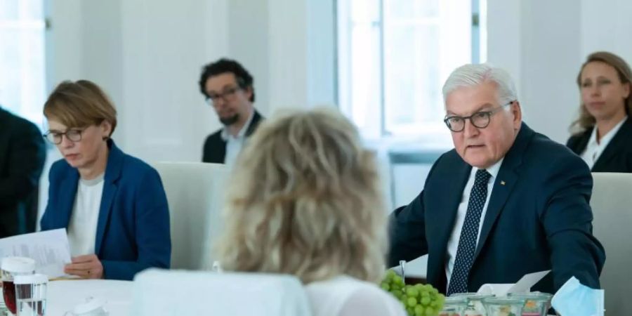 Bundespräsident Steinmeier lädt bei seiner Gesprächsreihe "Kaffeetafel" seit 2018 Bürgerinnen und Bürgern ein, um mit ihnen ins Gespräch zu kommen und deren Meinungen und Perspektiven kennenzulernen. Foto: Bernd von Jutrczenka/dpa