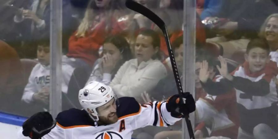 Leon Draisaitl wurde als erster deutscher Eishockey-Spieler zum wertvollsten Spieler in der amerikanischen Profiliga NHL gewählt. Foto: Lynne Sladky/AP/dpa