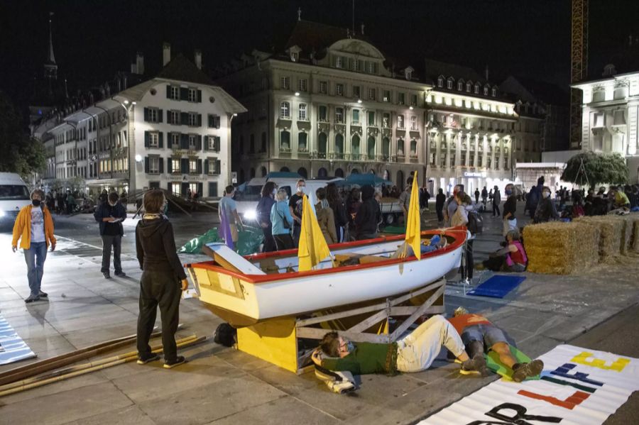 Klima-Aktivisten besetzen in Bern den Bundesplatz.