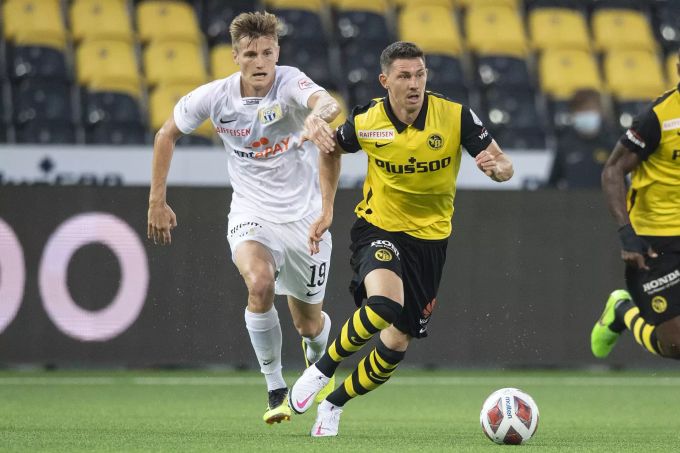 Christian Fassnacht (YB) im Duell mit Thomas Schaettin (FCZ). YB FCZ Super League