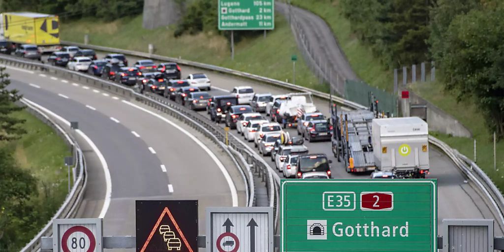 Zehn Kilometer Stau Vor Dem Gotthardtunnel