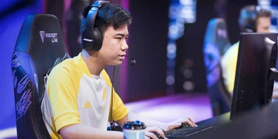 MAD Lions um Jungler Zhiqiang «Shad0w» Zhao können weiter auf die Hauptrunde der LoL-WM hoffen. Foto: Riot Games/dpa