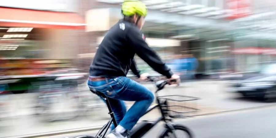 E-Bikes treiben die Fahrradbranche seit Jahren an mit teils zweistelligen Wachstumsraten beim Absatz. Foto: Hauke-Christian Dittrich/dpa