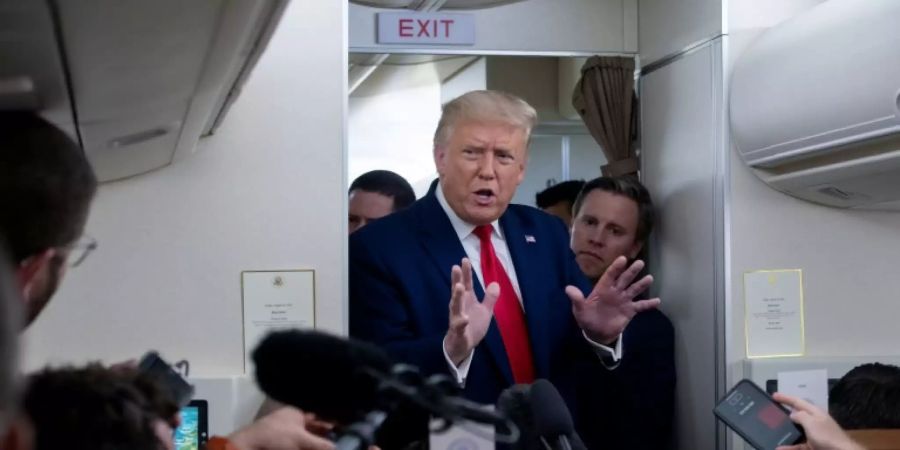 US-Präsident Trump vor Journalisten in der Air Force One