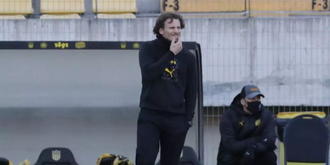 Diego Forlán als Trainer von Penarol an der Seitenlinie. Diego Forlán Uruguay