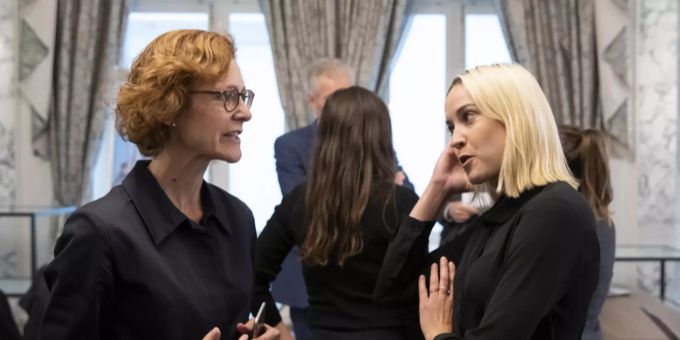 Nach zahlreich gemeinsam geschlagenen Schlachten tritt Laura Zimmermann, Co-Präsidentin der Operation Libero, erstmals gegen Economiesuisse und deren Direktorin Monika Rühl an. Monika Rühl Laura Zimmermann