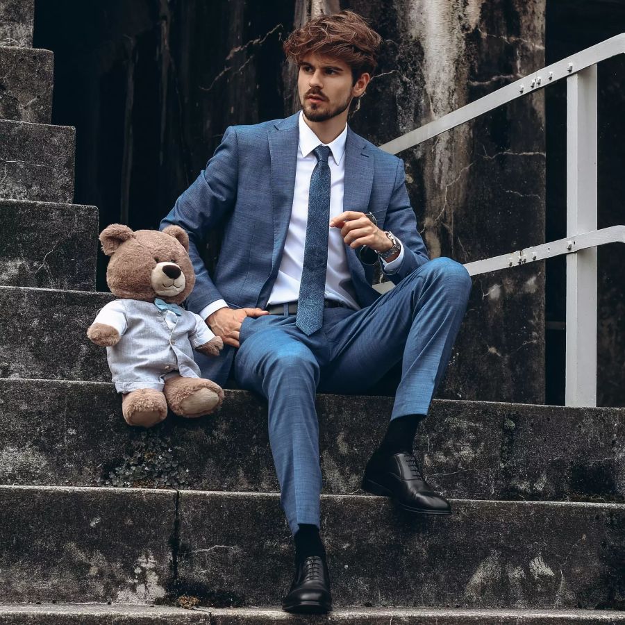 Mann und Teddybär