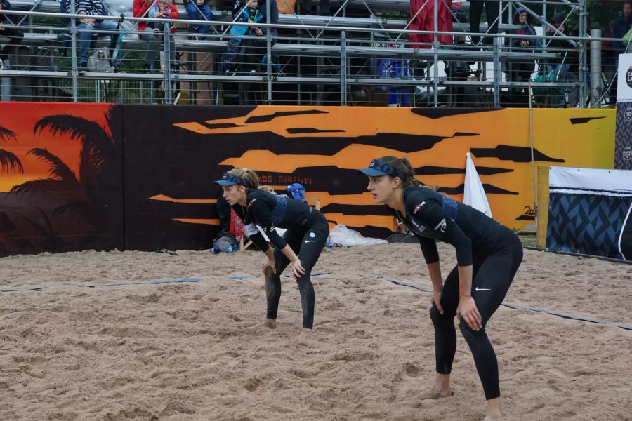 Nina Betschart (l.) und Tanja Hüberli im Sand von Reichenburg.