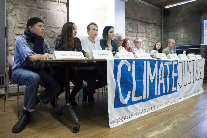 Lena Bühler (2.v.l.) spricht im November 2019 an einer Medienkonferenz des Klimastreiks. Lena Bühler klimastreik