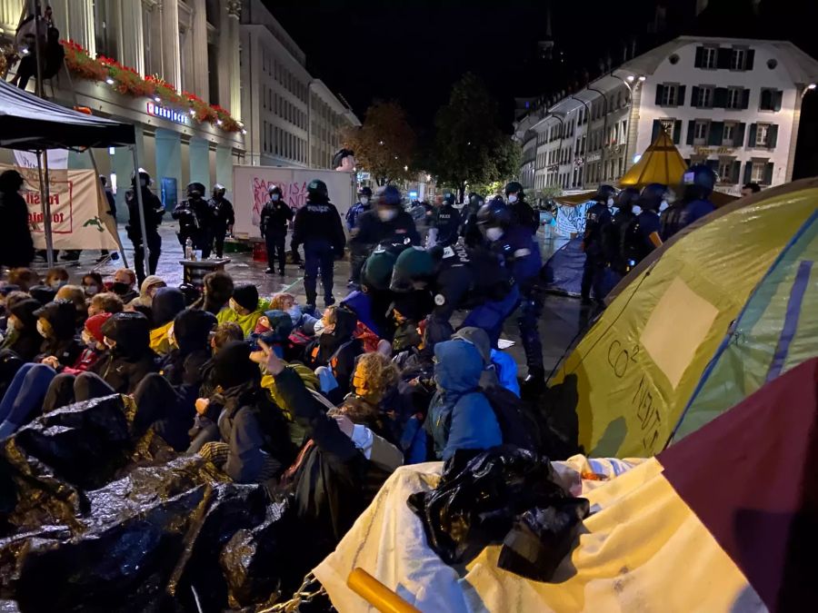 Um 3.27 Uhr beginnt die Polizei mit der Räumung des Platzes – Aktivist für Aktivist wird abtransportiert.