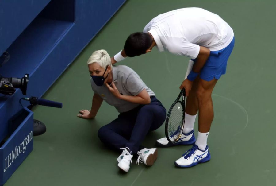 Novak Djokovic traf bei seinem Ausraster an den US Open eine US-Linienrichterin und wurde dafür vom Turnier disqualifiziert.