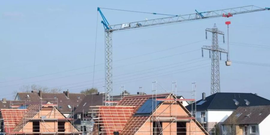 Bei der Vergabe von Immobilienkrediten müssen Banken ihre Kunden über eine Vorfälligkeitsentschädigung belehren. Genügen die Angaben nicht den gesetzlichen Anforderungen, besteht keine Zahlungsverpflichtung. Foto: Julian Stratenschulte/dpa