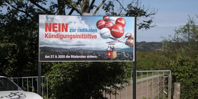 Ein Abstimmungsplakat zur Begrenzungsinitiative hängt bei einer Wiese, am Donnerstag, 27. August 2020, in Rubigen. Begrenzungsinitiative