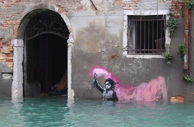 Ein Werk von Banksy an einer Hauswand. Banksy